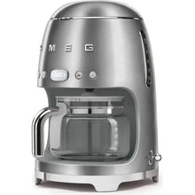 Lade das Bild in den Galerie-Viewer, SMEG FILTERKAFFEEMASCHINE - EDELSTAHL DCF02SSEU